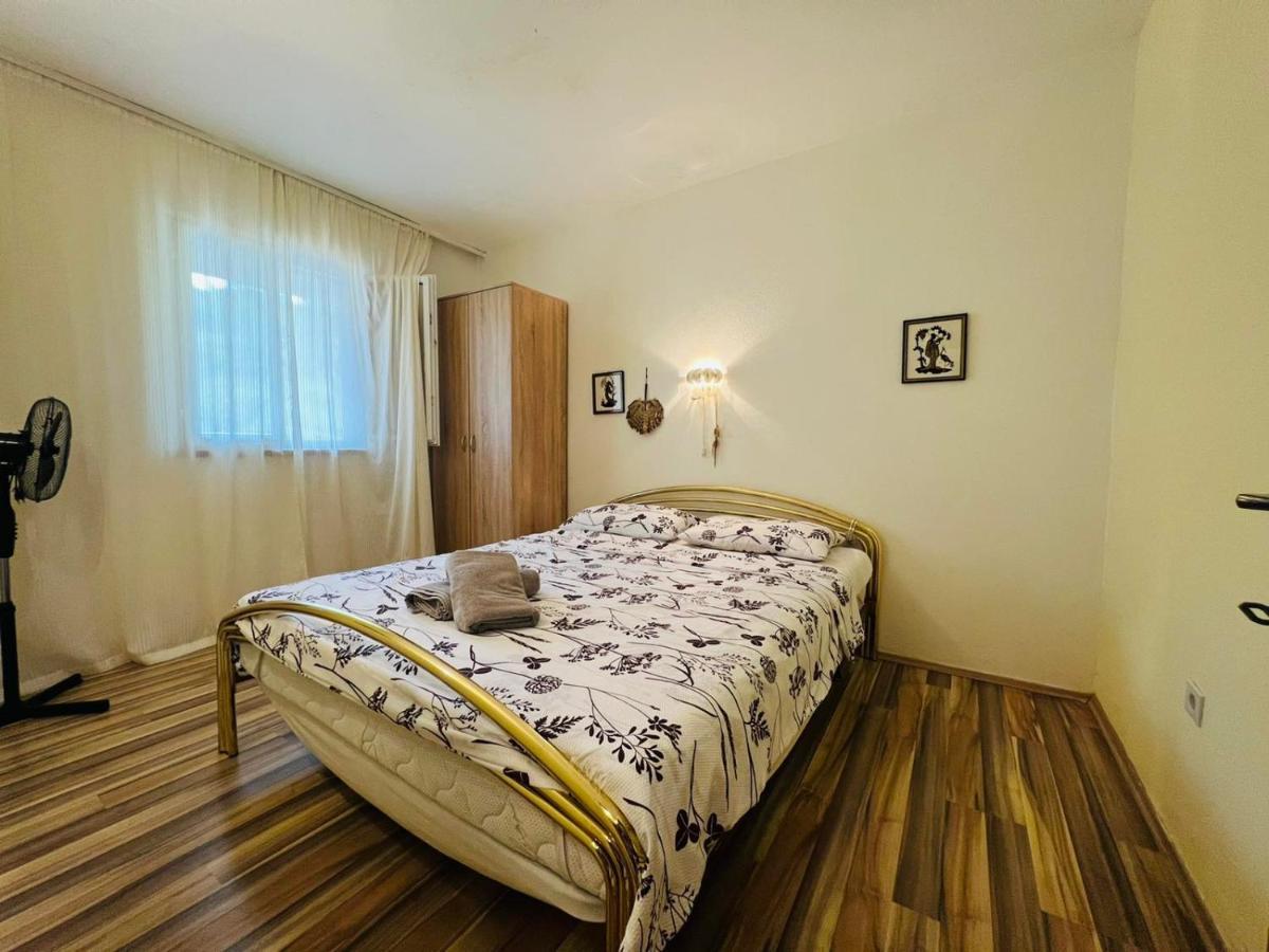 Sea Breeze Apartments With Private Beach And Boat Anchorage 스타라 노발랴 외부 사진