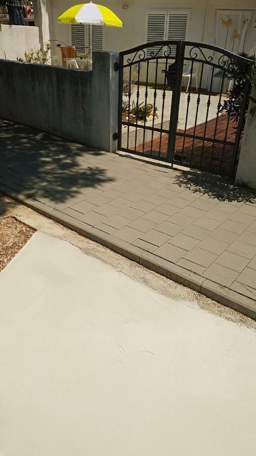 Sea Breeze Apartments With Private Beach And Boat Anchorage 스타라 노발랴 외부 사진